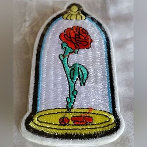 BEAUTY AND THE BEAST GLASS DOMED ROSE IRON ON PATCH 3"1/2" - Picture 2 of 3